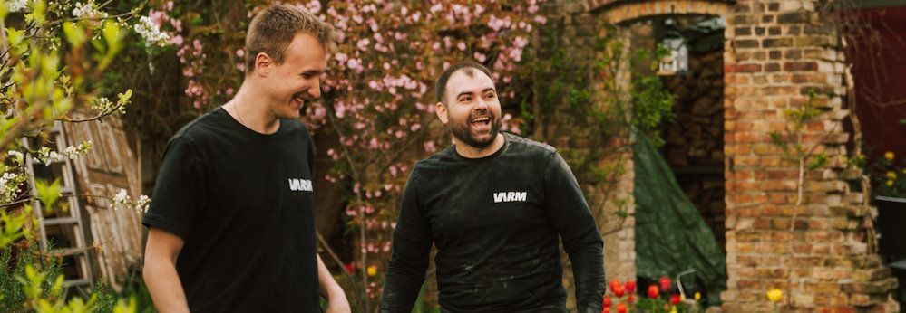 Zwei VARM-Mitarbeiter in einem Garten
